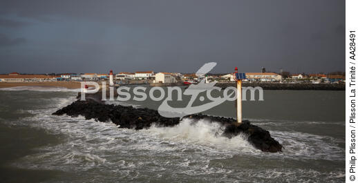 Port de la Cotinière sur Oléron - © Philip Plisson / Plisson La Trinité / AA28491 - Nos reportages photos - Barrage