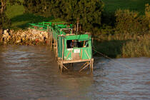 On the Gironde river © Philip Plisson / Plisson La Trinité / AA29256 - Photo Galleries - Square fishing net
