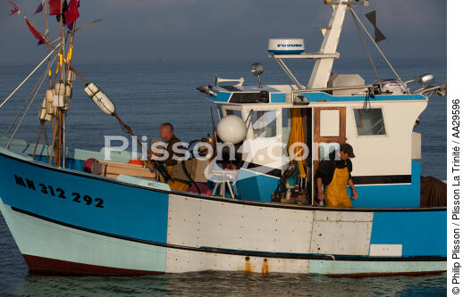 Pêche au Maigre dans l'estuaire de la Gironde - © Philip Plisson / Plisson La Trinité / AA29596 - Nos reportages photos - De Royan à Bordeaux