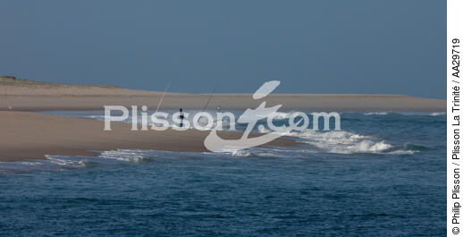 At the bottom of the Pilat dune - © Philip Plisson / Plisson La Trinité / AA29719 - Photo Galleries - Line fishing