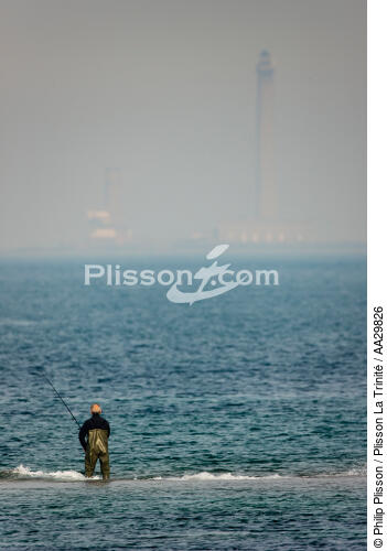 Pêcheur devant le phare de Gatteville - © Philip Plisson / Plisson La Trinité / AA29826 - Nos reportages photos - Pêche
