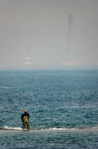 Pêcheur devant le phare de Gatteville © Philip Plisson / Plisson La Trinité / AA29826 - Nos reportages photos - Néville-sur-mer