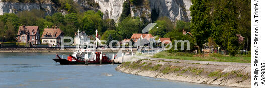 Bouillens the chalk cliff and ferry on the Seine downstream from Rouen. [AT] - © Philip Plisson / Plisson La Trinité / AA29835 - Photo Galleries - Ferry