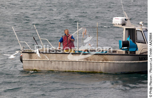 Pêcheur sur l'Aber-Ildut - © Philip Plisson / Plisson La Trinité / AA29864 - Nos reportages photos - Métier