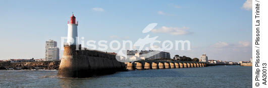 les Sables d'Olonne. - © Philip Plisson / Plisson La Trinité / AA30013 - Nos reportages photos - Feu de port