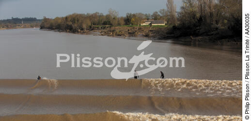 Saint-Pardon, on the Dordogne, is one of the few sites in France or one can observe a bore, [AT] - © Philip Plisson / Plisson La Trinité / AA30035 - Photo Galleries - Tidal bore