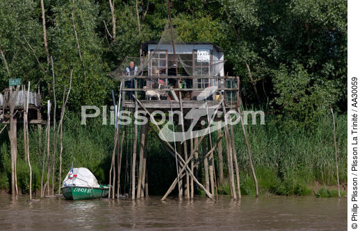 On the Garonne river - © Philip Plisson / Plisson La Trinité / AA30059 - Photo Galleries - Square fishing net