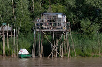 On the Garonne river © Philip Plisson / Plisson La Trinité / AA30059 - Photo Galleries - Fishing equipment