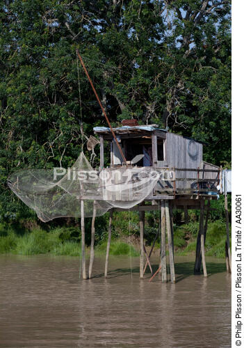 On the Garonne river - © Philip Plisson / Plisson La Trinité / AA30061 - Photo Galleries - Fishing equipment