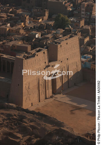 Edfu Temple of Horus in Egypt - © Philip Plisson / Plisson La Trinité / AA30062 - Photo Galleries - Egypt from above