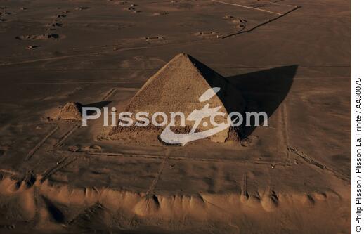 Pyramide dite rhomboïdale du roi Snéfou à Dachour et sa pyramide satellite - © Philip Plisson / Plisson La Trinité / AA30075 - Nos reportages photos - Pyramide