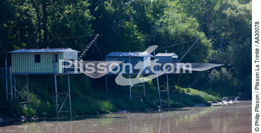 On the Dordogne river - © Philip Plisson / Plisson La Trinité / AA30078 - Photo Galleries - Square fishing net