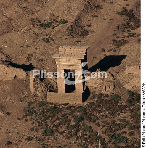 Porte est de l'enceinte du temple d'Hathor à Dendera. - © Philip Plisson / Plisson La Trinité / AA30244 - Nos reportages photos - Temple d'Hathor