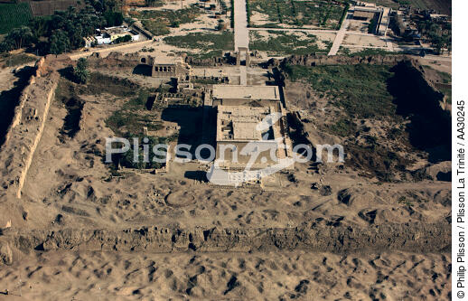 Vue générale du temple d'Hathor à Dendera. - © Philip Plisson / Plisson La Trinité / AA30245 - Nos reportages photos - L'Egypte vue du ciel
