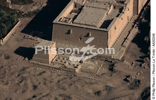 L'arrière du temple d'Hathor et le temple d'Isis à Dendera. - © Philip Plisson / Plisson La Trinité / AA30246 - Nos reportages photos - L'Egypte vue du ciel