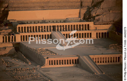 Le temple de la reine Hatchepsout à Deir El-Bahari - © Philip Plisson / Plisson La Trinité / AA30273 - Nos reportages photos - Cirque de Deir El-Bahari