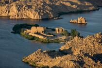Cerné par les eaux du Nil, le temple d'Isis © Philip Plisson / Plisson La Trinité / AA30305 - Nos reportages photos - Egypte
