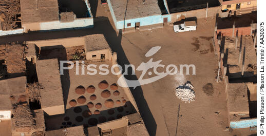 Village sur les rives du Nil - © Philip Plisson / Plisson La Trinité / AA30375 - Nos reportages photos - L'Egypte vue du ciel