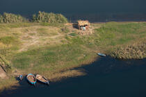 Fisherman's hut on the banks of the Nile © Philip Plisson / Plisson La Trinité / AA30397 - Photo Galleries - Rowing boat