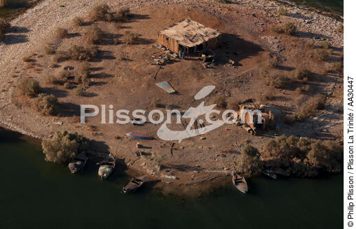 Fisherman's hut on the banks of the Nile. - © Philip Plisson / Plisson La Trinité / AA30447 - Photo Galleries - Nile [The]