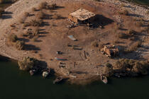 Cabane de pêcheurs sur les rives du Nil. © Philip Plisson / Plisson La Trinité / AA30447 - Nos reportages photos - L'Egypte vue du ciel