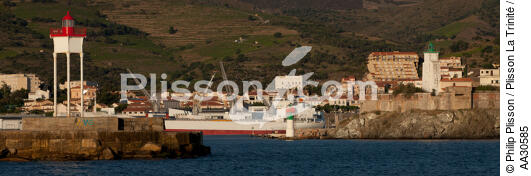 Port-Vendres - © Philip Plisson / Plisson La Trinité / AA30585 - Nos reportages photos - Feu de port