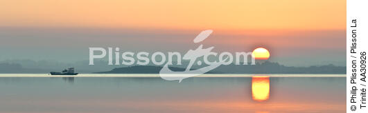 Petit matin dans le Golfe du Morbihan - © Philip Plisson / Plisson La Trinité / AA30926 - Nos reportages photos - Ostréiculture