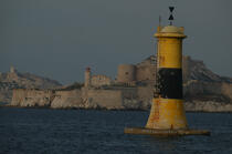If castle and Islands of Frioul to Marseille [AT] © Philip Plisson / Plisson La Trinité / AA31063 - Photo Galleries - Buoys and beacons