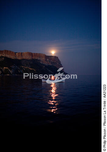 In front of Cassis - © Philip Plisson / Plisson La Trinité / AA31223 - Photo Galleries - Moon