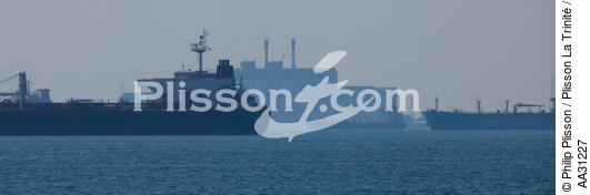 Oil tanker at Fos sur Mer - © Philip Plisson / Plisson La Trinité / AA31227 - Photo Galleries - Oil tanker