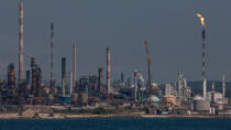 The Lavera oil port of Martigues [AT] © Philip Plisson / Plisson La Trinité / AA31228 - Photo Galleries - Oil industry