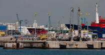 The Lavera oil port of Martigues [AT] © Philip Plisson / Plisson La Trinité / AA31230 - Photo Galleries - Oil industry