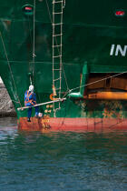 Etraves dans le port pétrolier de Lavéra © Philip Plisson / Plisson La Trinité / AA31232 - Nos reportages photos - Etrave