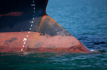 Bows in the oil port of Lavera [AT] © Philip Plisson / Plisson La Trinité / AA31248 - Photo Galleries - From Sète to Martigues
