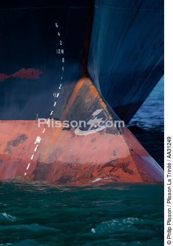 Bows in the oil port of Lavera [AT] - © Philip Plisson / Plisson La Trinité / AA31249 - Photo Galleries - Stem