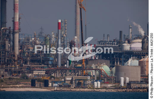Le port pétrolier de Lavéra à Martigues - © Philip Plisson / Plisson La Trinité / AA31250 - Nos reportages photos - Raffinerie