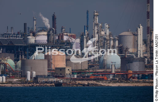 Le port pétrolier de Lavéra à Martigues - © Philip Plisson / Plisson La Trinité / AA31251 - Nos reportages photos - Raffinerie
