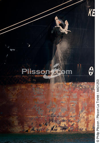 Bows in the oil port of Lavera [AT] - © Philip Plisson / Plisson La Trinité / AA31253 - Photo Galleries - Stem