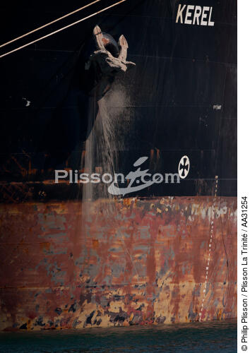 Bows in the oil port of Lavera [AT] - © Philip Plisson / Plisson La Trinité / AA31254 - Photo Galleries - Elements of boat