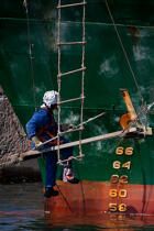 Etraves dans le port pétrolier de Lavéra © Philip Plisson / Plisson La Trinité / AA31256 - Nos reportages photos - Pétrolier