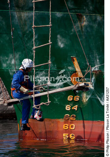 Etraves dans le port pétrolier de Lavéra - © Philip Plisson / Plisson La Trinité / AA31257 - Nos reportages photos - Elément d'un bateau