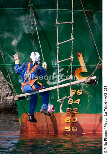 Bows in the oil port of Lavera [AT] - © Philip Plisson / Plisson La Trinité / AA31258 - Photo Galleries - Stem