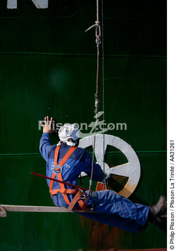 Bows in the oil port of Lavera [AT] - © Philip Plisson / Plisson La Trinité / AA31261 - Photo Galleries - Elements of boat