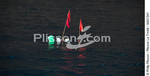 Buoys to record La Ciotat [AT] - © Philip Plisson / Plisson La Trinité / AA31341 - Photo Galleries - Fishing equipment