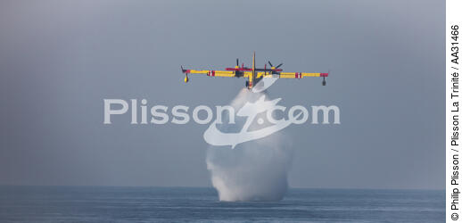 Canadair at La Ciotat [AT] - © Philip Plisson / Plisson La Trinité / AA31466 - Photo Galleries - Aircraft