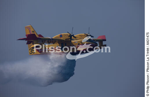 Canadaire devant la Ciotat - © Philip Plisson / Plisson La Trinité / AA31475 - Nos reportages photos - Avion
