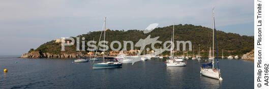 Anchor in Port-Cros - © Philip Plisson / Plisson La Trinité / AA31662 - Photo Galleries - Island [83]