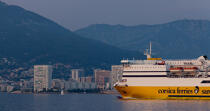 Ferry dans le port de Toulon © Philip Plisson / Plisson La Trinité / AA31709 - Nos reportages photos - Toulon