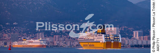 Ferry in the port of Toulon [AT] - © Philip Plisson / Plisson La Trinité / AA31711 - Photo Galleries - From Marseille to Hyères