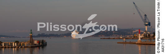 Ferry dans le port de Toulon - © Philip Plisson / Plisson La Trinité / AA31716 - Nos reportages photos - De Marseille à Hyères